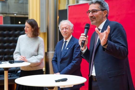Il presidente Arno Kompatscher, il rappresentante dell'ONU per i diritti delle minoranze, Fernand de Varennes, e Kathrin Milic-Grunwald dell'Atelier Brückner (Foto: ASP/Fabio Brucculeri)
