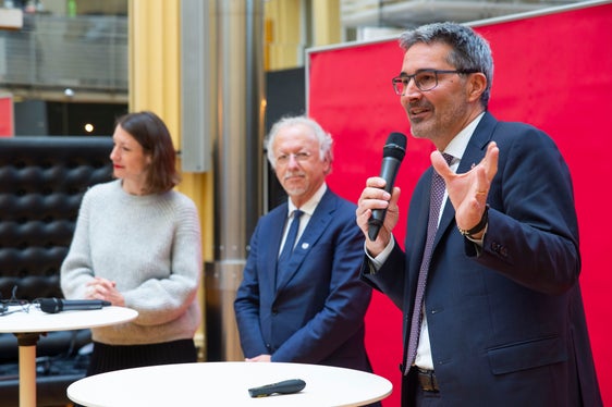 Il presidente Arno Kompatscher, il rappresentante dell'ONU per i diritti delle minoranze, Fernand de Varennes, e Kathrin Milic-Grunwald dell'Atelier Brückner (Foto: ASP/Fabio Brucculeri)