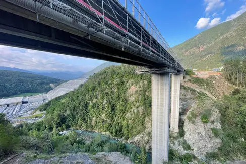 Nachkontrollen an der Straßenbrücke im Riggertal: Vom 18. bis 22. August werden nachts die verstärkten Stützenkonsolen überprüft. Während der Inspektion gibt es eine Einbahnregelung für den Verkehr. (Foto: LPA/Gnews)