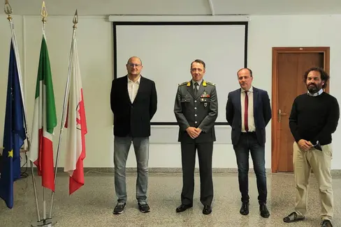 Prosegue la collaborazione tra Guardia di Finanza e Provincia per l'organizzazione di corsi di tedesco sul territorio. Nella foto (da sx): Marco Merzi, direttore di Centro studi e ricerche Palladio, il Generale di Brigata Gabriele Procucci, l'assessore Giuliano Vettorato e Luca Bizzarri, direttore dell'Ufficio bilinguismo e lingue straniere della Provincia (Foto ASP/Fabio Raffaelli)