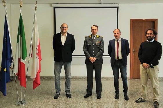 Prosegue la collaborazione tra Guardia di Finanza e Provincia per l'organizzazione di corsi di tedesco sul territorio. Nella foto (da sx): Marco Merzi, direttore di Centro studi e ricerche Palladio, il Generale di Brigata Gabriele Procucci, l'assessore Giuliano Vettorato e Luca Bizzarri, direttore dell'Ufficio bilinguismo e lingue straniere della Provincia (Foto ASP/Fabio Raffaelli)