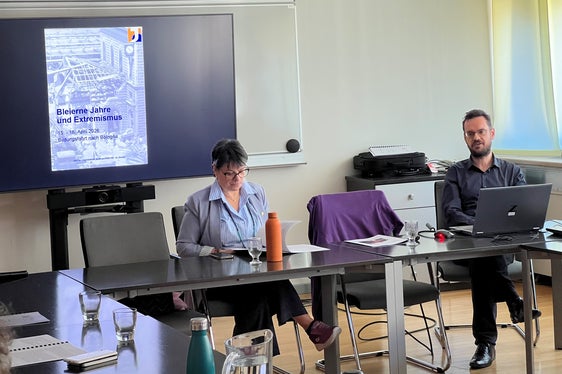 Il coordinatore dell’area educazione civica presso l’Ufficio Servizio giovani della Ripartizione cultura tedesca Gianluca Battistel con Sonia Zanotti, vicepresidente dell’“Associazione tra i familiari delle vittime della strage alla stazione di Bologna del 2 agosto 1980” (Foto: USP/Katalin Szabò)