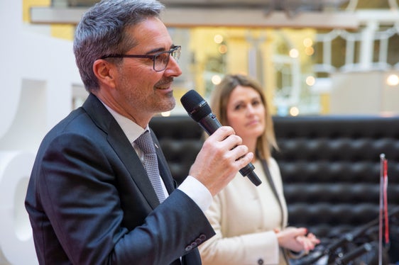 L'autonomia offre opportunità, ma comporta anche responsabilità, ha evidenziato il presidente Kompatscher, nella foto con la direttrice dell'Agenzia di stampa e comunicazione Claudia Messner (Foto: ASP/Fabio Brucculeri)