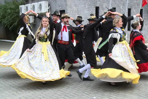 Danza popolare a Nova Trento, città fondata da tirolesi di lingua italiana nel Sud del Brasile nel 1875 (Foto: Luis Walter e Norbert Hölzl)