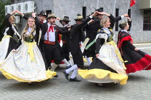 Danza popolare a Nova Trento, città fondata da tirolesi di lingua italiana nel Sud del Brasile nel 1875 (Foto: Luis Walter e Norbert Hölzl)