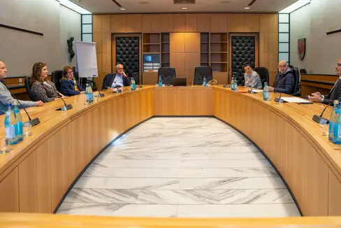 Die Delegation der Kinderärztinnen und -ärzte im Gespräch mit Vertretenden von Gesundheitsbetrieb und Landesgesundheitsressort (v.l.): Gerhard Hölzl, Emanuela Pedevilla und Rosalba Leuzzi (FIMP), Alfred König (Landesabteilung Gesundheit), Isabella Mastrobuono (Primarin der wohnortnahen Versorgung, Südtiroler Gesundheitsbetrieb), Günther Burger (Direktor Gesundheitsressort des Landes) und Landeshauptmann und Gesundheitslandesrat Arno Kompatscher. (Foto: LPA/Fabio Brucculeri)