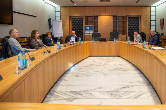 Die Delegation der Kinderärztinnen und -ärzte im Gespräch mit Vertretenden von Gesundheitsbetrieb und Landesgesundheitsressort (v.l.): Gerhard Hölzl, Emanuela Pedevilla und Rosalba Leuzzi (FIMP), Alfred König (Landesabteilung Gesundheit), Isabella Mastrobuono (Primarin der wohnortnahen Versorgung, Südtiroler Gesundheitsbetrieb), Günther Burger (Direktor Gesundheitsressort des Landes) und Landeshauptmann und Gesundheitslandesrat Arno Kompatscher. (Foto: LPA/Fabio Brucculeri)
