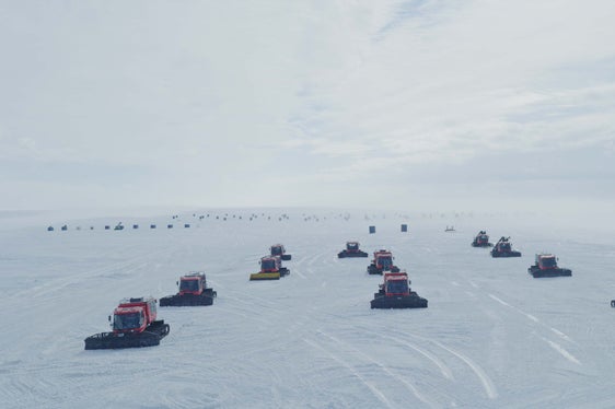 Mittels eindrücklicher Bilder und Interviews mit Menschen, die tagtäglich mit Schnee, Kälte und Eis leben und arbeiten, beleuchtet der Dokumentarfilm „Melt“ den Umgang mit Schnee aus sehr unterschiedlichen Perspektiven. Überall berichten die Protagonisten von spürbaren Folgen des Klimawandels im Alltag. (Foto: BFFB/NGF)