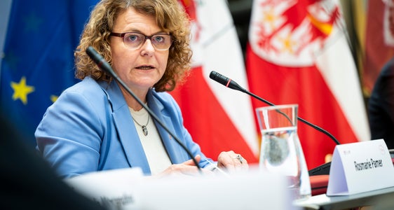 L'assessora provinciale alla Famiglia e presidente della giunta specializzata dell'Euregio Rosmarie Pamer ha presentato la nuova strategia: “Ampliare ulteriormente le priorità e armonizzare le agevolazioni”. (Foto: USP/Fabio Brucculeri)