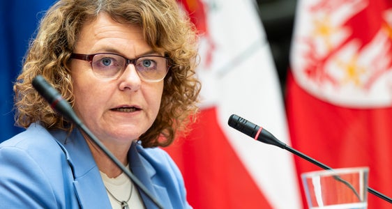 Südtirols Familienlandesrätin und Fachvorstand-Vorsitzende Rosmarie Pamer stellte die neue Strategie vor: Schwerpunkte weiter ausbauen und Vergünstigungen harmonisieren. (Foto: LPA/Fabio Brucculeri)