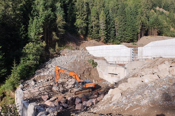 Errichtung der neuen Uferschutzmauern im Gamperbach in Proveis, im Bild die Rückhaltesperre von der Talseite aus gesehen. Das Landesamt für Wildbach- und Lawinenverbauung Süd hat die Arbeiten vor wenigen Wochen beendet. (Foto: LPA/Landesamt für Wildbach- und Lawinenverbauung Süd)