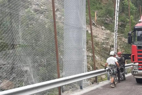 Durch ein installiertes Monitoringsystems und der durchgeführte Arbeit kann die Landesstraße 20 nach Schnals wieder geöffnet werden. (Foto: LPA/Straßendienst)