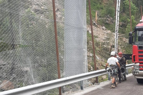 Durch ein installiertes Monitoringsystems und der durchgeführte Arbeit kann die Landesstraße 20 nach Schnals wieder geöffnet werden. (Foto: LPA/Straßendienst)