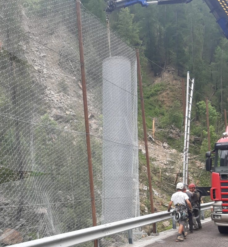 Operai e tecnici al lavoro lungo la strada provinciale della Val Senales SP2. (Foto: Servizio strade)