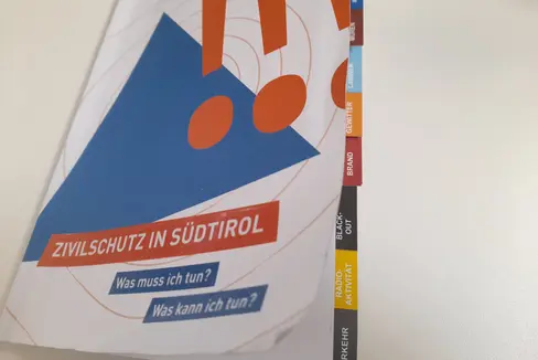 Bewusstseinsbildung: In dieser Broschüre über die Grundkenntnisse des Selbstschutzes der Agentur für Bevölkerungsschutz sind Informationen erhältlich, welche Vorbereitungen und welches Verhalten bei Extremereignissen notwendend sind. (Foto: LPA/Maja Clara)