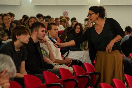 Die Viertklässler und Maturantinnen und Maturanten der WFO Kuntner hatten zahlreiche Fragen an Landeshauptmann Arno Kompatscher und Klimaforscher Marc Zebisch. (Foto: LPA/Fabio Brucculeri)
