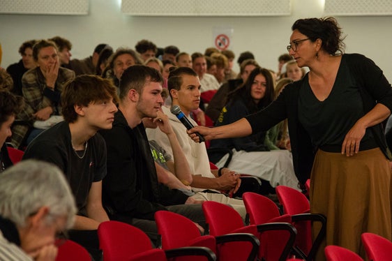 Nel corso della visita al WFO e al Realgymnasium/FOB di Bolzano, il presidente della Provincia, Arno Kompatscher, ha illustrato la strategia dell’Alto Adige nel campo della sostenibilità (Foto: ASP)