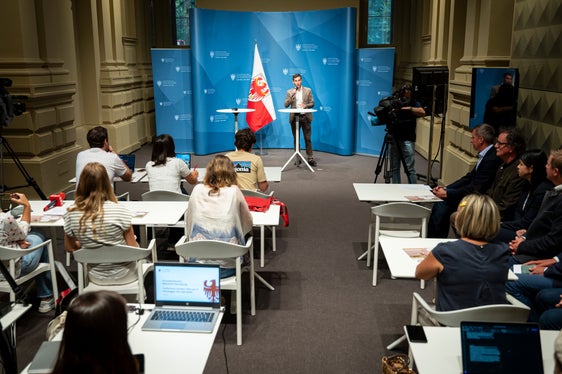 Im Netzwerk Kitzrettung – Gemeinsam gegen den Mähtod, das am 4. August vorgestellt wurde, setzen sich 15 Akteure aus den Bereichen Landwirtschaft, Jagd, Naturschutz und Tierschutz dafür ein, dass Jungwild vor der Mahd mit Drohnen aufgespürt und damit vor dem Tod oder schwerwiegenden Verletzungen gerettet werden. (Foto: LPA/Fabio Brucculeri)