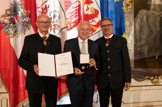Otto von Dellemann aus Terlan nahm für seine Verdienste um die Seniorinnen und Senioren in Südtirol das Verdienstkreuz entgegen. (Foto: Land Tirol/Sedlak)