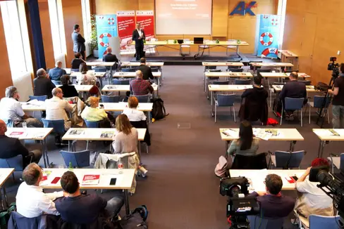 I primi risultati del sondaggio condotto nell'Euregio sulle condizioni di lavoro sono stati presentati oggi a Innsbruck (Foto: AK Tirol)