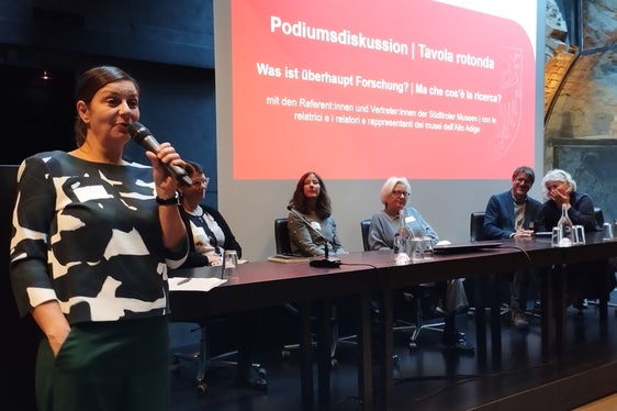 Giornata dei Musei altoatesini 2023: tavola rotonda con relatori e collaboratori del museo (da sinistra) Patricia Raheimipour (in piedi) e Kathrin Grotz, Istituto di ricerca museale dei Musei statali di Berlino, Evelyn Reso, collaboratrice scientifica del Touriseum, Karen Ellwanger, Karl von Ossietsky Università di Oldenburg, Alessio Bertolli , Museo Civico di Rovereto, Paola Claut, del Museo Archeologico dell'Alto Adige (Foto: ASP/Igor Bianco)