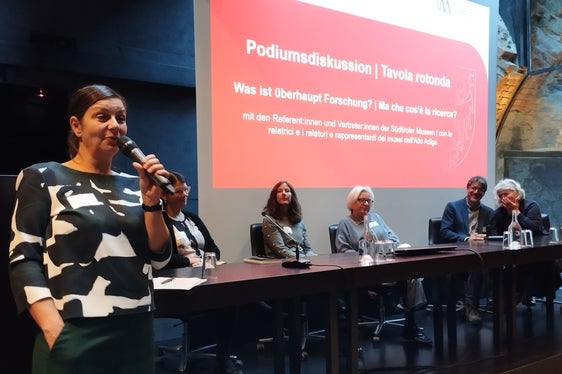 Giornata dei Musei altoatesini 2023: tavola rotonda con relatori e collaboratori del museo (da sinistra) Patricia Raheimipour (in piedi) e Kathrin Grotz, Istituto di ricerca museale dei Musei statali di Berlino, Evelyn Reso, collaboratrice scientifica del Touriseum, Karen Ellwanger, Karl von Ossietsky Università di Oldenburg, Alessio Bertolli , Museo Civico di Rovereto, Paola Claut, del Museo Archeologico dell'Alto Adige (Foto: ASP/Igor Bianco)