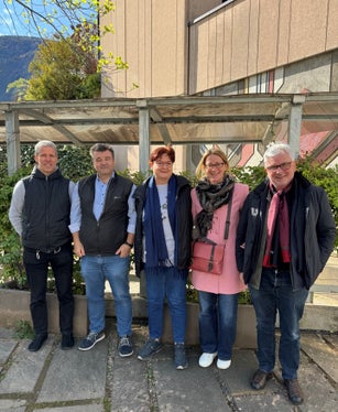 Die Jury 2025 mit Koordinatorin Elisabeth Berger (2.v.r.): Leo Hilpold, Volkmar Mair, Dorothea Vieider und Walter Angonese (von links). (Foto: Landesabteilung Natur, Landschaft und Raumentwicklung)