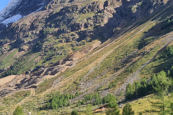 Ein Lawinenablenkdamm soll Lawinen und Muren stoppen. (Foto: LPA/Landesamt für Wildbach- und Lawinenverbauung West in der Agentur für Bevölkerungsschutz/Martin Eschgfäller)