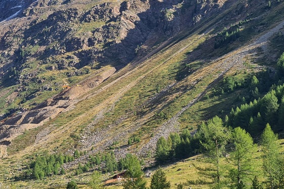 Ein Lawinenablenkdamm soll Lawinen und Muren stoppen. (Foto: LPA/Landesamt für Wildbach- und Lawinenverbauung West in der Agentur für Bevölkerungsschutz/Martin Eschgfäller)
