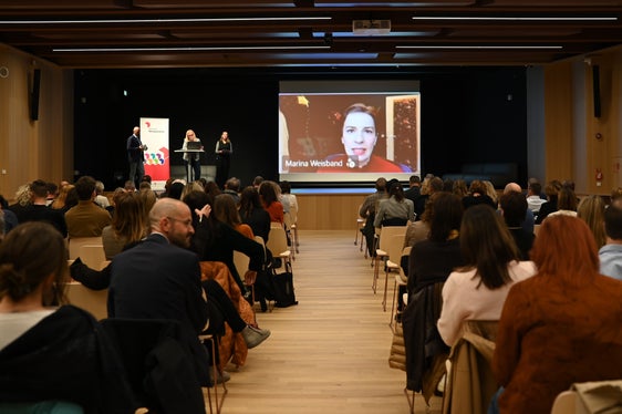 Online zugeschaltet gab Marina Weisband praktische Impulse, wie junge Menschen im Schulalltag demokratisches Handeln und Selbstwirksamkeit erfahren können. (Foto: LPA/Deutsche Bildungsdirektion/Margit Pichler)