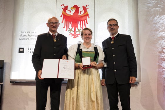 Angelika Springeth aus Bozen wurde für ihre Verdienste um Jugendvereine und das Ehrenamt, als Landesleiterin der Südtiroler Bauernjugend und des Südtiroler Mäherteams, geehrt. (Foto: Land Tirol/Sedlak)