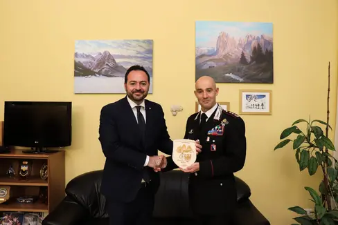 Der italienische Bildungslandesrat Marco Galateo (links) und der Landeskommandant der Carabinieri, Oberst Raffaele Rivola, beim Treffen in Bozen. (Foto: LPA)