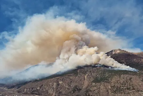 Oberhalb von Latsch brennt seit Mittag ein Waldstück mit starker Rauchentwicklung. (Foto: LPA/Landesfeuerwehrverband)