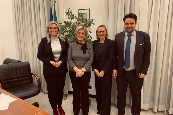 Netzwerkarbeit auf römischer Ebene: Renate Gebhard, Magdalena Amhof und Meinhard Durnwalder beim Arbeitstreffen mit Ministerin Marina Calderone in Rom. (Foto: LPA)