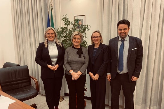 Lavoro di rete a livello romano: Renate Gebhard, Magdalena Amhof e Meinhard Durnwalder all'incontro di lavoro con la ministra Marina Calderone a Roma. Foto: USP.