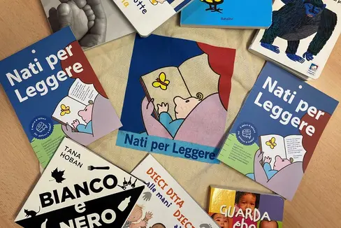 Mehrere Leseempfehlungen für Kinder und Ratschläge für die Eltern sind im Geschenk enthalten, das Südtiroler Familien während der Lesewoche der Initiative Nati per leggere in den teilnehmenden Bibliotheken erhalten. (Foto: LPA/Amt für Weiterbildung, Bibliotheken und audiovisuelle Medien)