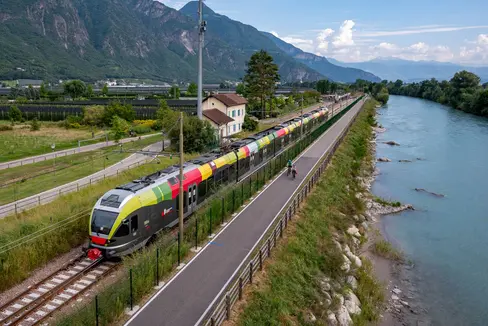 Acht Wochen lang wird die Bahnlinie Meran-Bozen gesperrt sein, da Bauarbeiten notwendig sind. Währenddessen können die Fahrgäste auf einen Busersatzdienst zurückgreifen, teilt die Südtiroler Transportstrukturen AG (STA) mit. (Foto: LPA/STA)