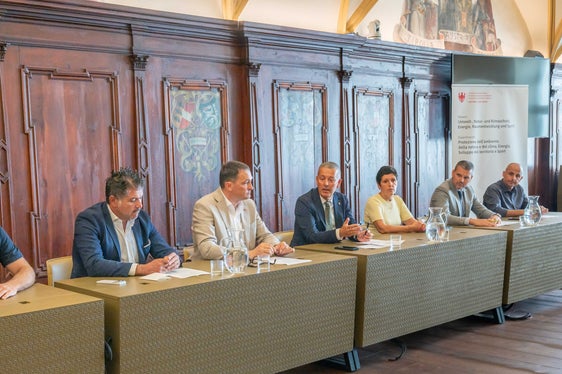 Hanno presentato l'accordo per assicurare l'approvigionamento dell'acqua potabile: (da sinistra) Georg Hofer della Trinkwasserinteressentschaft Pfeffersberg, il direttore generale della municipalizzata ASM Bressanone SpA Franz Berretta, il sindaco di Bressanone Andreas Jungmann, l'assessore provinciale Peter Brunner, la vicesindaca di Varna Margareth Mair Engl, il responsabile per i progetti lungo l'asse del Brennero per RFI Damiano Beschin e il project manager di RFI Andrea Falaguasta. (Foto: USP/Greta Stuefer)