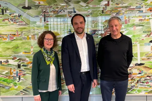 Landesrat Philipp Achammer (Mitte) dankte der scheidenden Vorsitzenden Rita Thaler Wieser für die geleistete Arbeit und wünschte Wolfgang Thöni, der ehemaligen und dem neuen Vorsitzenden des Landesbeirates der Chronisten, alles Gute. (Foto: LPA)