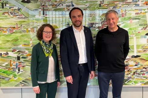 L'assessore provinciale Philipp Achammer (al centro) con Rita Thaler Wieser e Wolfgang Thöni, la ex e il nuovo presidente della Consulta dei cronisti (Foto: USP)