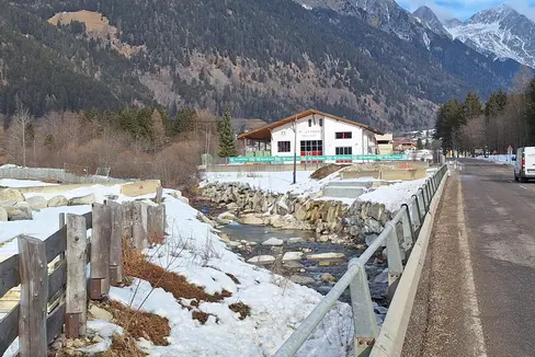 Ab 17. Februar werden die Arbeiten an der Baustelle Antholz Mittertal mit der Montage der Behelfsbrücke auf den bereits im Herbst errichteten Widerlagern fortgesetzt. Dann kann mit den Abbrucharbeiten der bestehenden Brücke begonnen werden. (Foto: Landesabteilung Tiefbau)