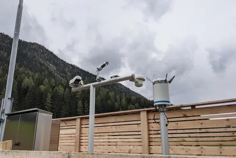 La stazione di rilevamento di Sesto Pusteria. Qui, il 18 maggio, sie registrata la temperatura più bassa registrata in Alto Adige durante il mese di maggio (Foto: ASP/Ufficio provinciale Meteorologia e prevenzione valanghe dell'Agenzia per la Protezione Civile)