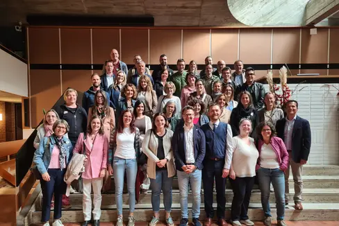 De de departimënt des Ressorts Ladinische Bildung und Kultur mit den Abteilungen Ladinische Bildungs- und Kulturverwaltung und Landesdirektion Ladinische Kindergärten und Schulen am 6. Mai in der Cusanus-Akademie in Brixen; im Bild ganz rechts Ressortdirektor André Comploi. (Foto: LPA/Ressorts Ladinische Bildung und Kultur)