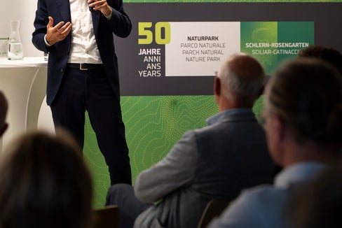 “La decisione di 50 anni fa di designare l'area come Parco naturale è stata lungimirante e anche coraggiosa”, ha dichiarato il presidente della Provincia Arno Kompatscher. (Foto: USP/Fabio Brucculeri)