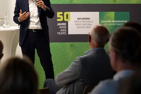 “La decisione di 50 anni fa di designare l'area come Parco naturale è stata lungimirante e anche coraggiosa”, ha dichiarato il presidente della Provincia Arno Kompatscher. (Foto: USP/Fabio Brucculeri)