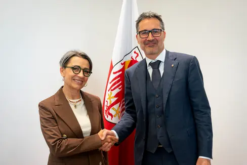 La consigliera di parità Brigitte Hofer ha illustrato al presidente della Provincia Arno Kompatscher le iniziative da intraprendere nel 2025 (Foto: USP/Fabio Brucculeri)