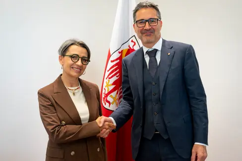 Gleichstellungsrätin Brigitte Hofer berichtete Landeshauptmann Arno Kompatscher, welche Initiativen im Jahr 2025 in Angriff genommen werden sollen. (Foto: LPA/Fabio Brucculeri)