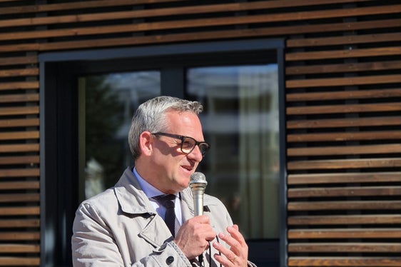 Die Arbeit in den Werkstätten zeigt uns, wie wichtig es ist, Zentren wie dieses zu bauen, das ein wichtiger gesellschaftlicher Bezugspunkt für den Raum Bruneck ist, unterstrich der Landesrat für Hochbau, Aufwertung des Vermögens, Grundbuch und Kataster Christian Bianchi im Rahmen der Feierlichkeiten. (Foto: LPA/Gianluca Crocco)