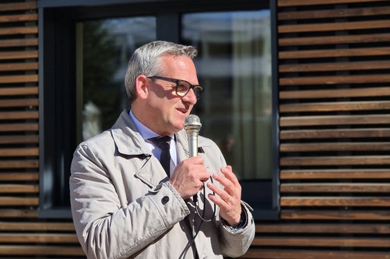 Die Arbeit in den Werkstätten zeigt uns, wie wichtig es ist, Zentren wie dieses zu bauen, das ein wichtiger gesellschaftlicher Bezugspunkt für den Raum Bruneck ist, unterstrich der Landesrat für Hochbau, Aufwertung des Vermögens, Grundbuch und Kataster Christian Bianchi im Rahmen der Feierlichkeiten. (Foto: LPA/Gianluca Crocco)
