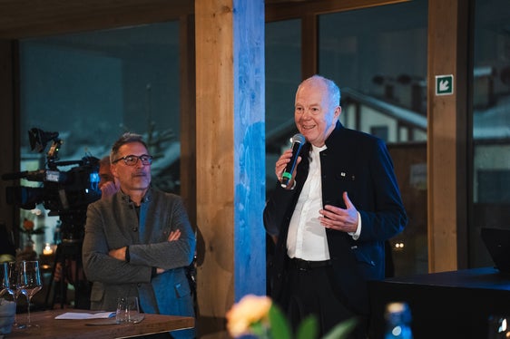 Il presidente dell'IBU Olle Dahlin ha onorato la carriera di Dorothea Wierer e ha elogiato Anterselva per aver ospitato le gare olimpiche. (Foto: IDM Alto Adige/Julian Graber Auer/JGA.Visuals)
